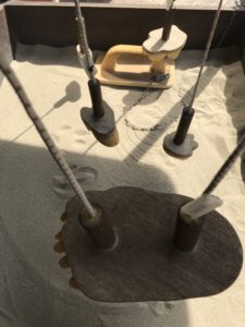 Sand und darüber sind verschiedene Fußabdrucke als Stempel