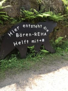 Ein Schild als Bär mit der Aufschrift: Hier entsteht die Bären - REHA