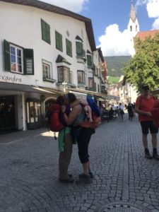 Zwei Wanderinnen umarmen sich nachdem sie die Alpen überquert haben,