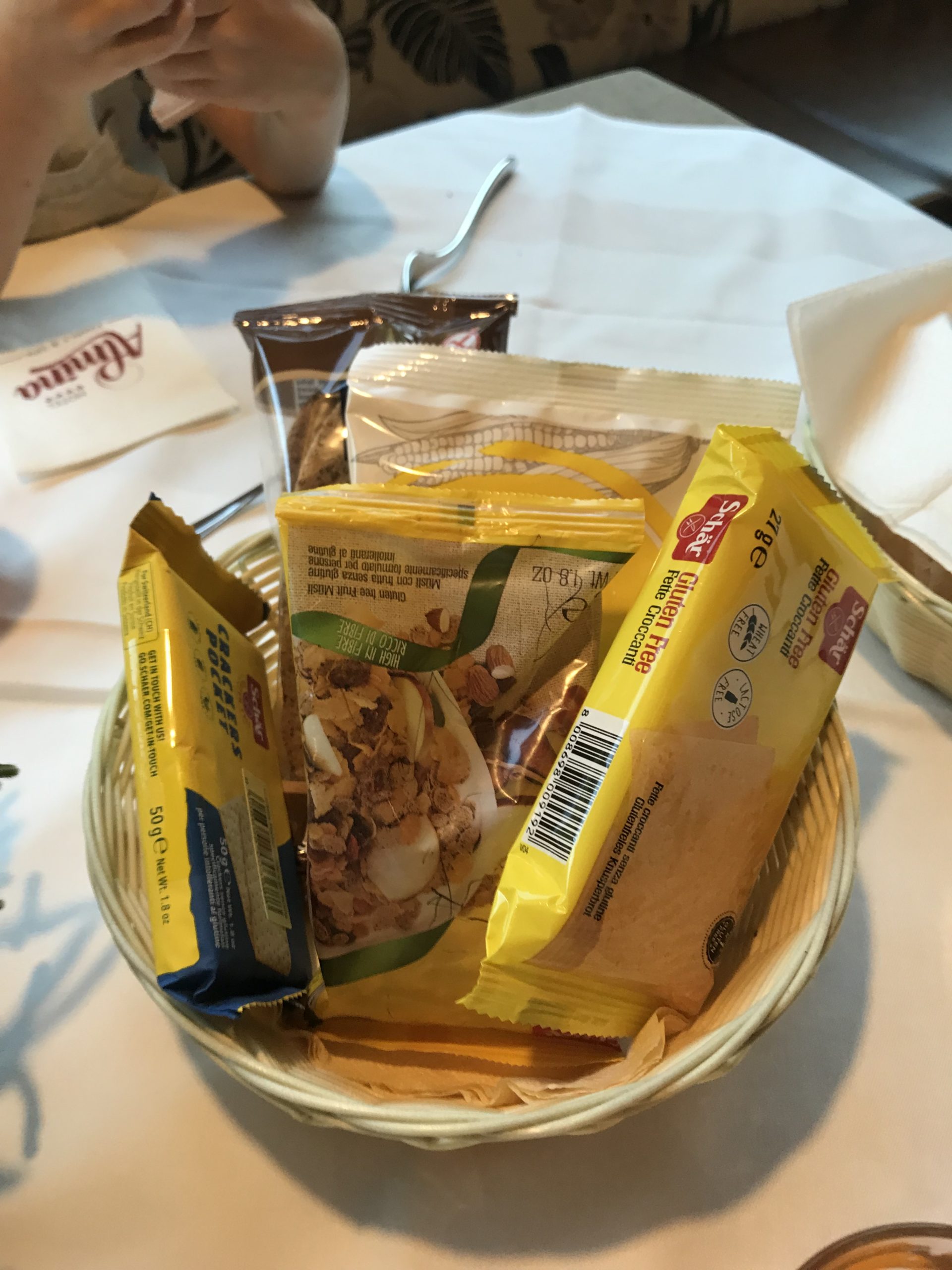 Eine Schale mit glutenfreien Snacks und Müsli stand auf dem Tisch 