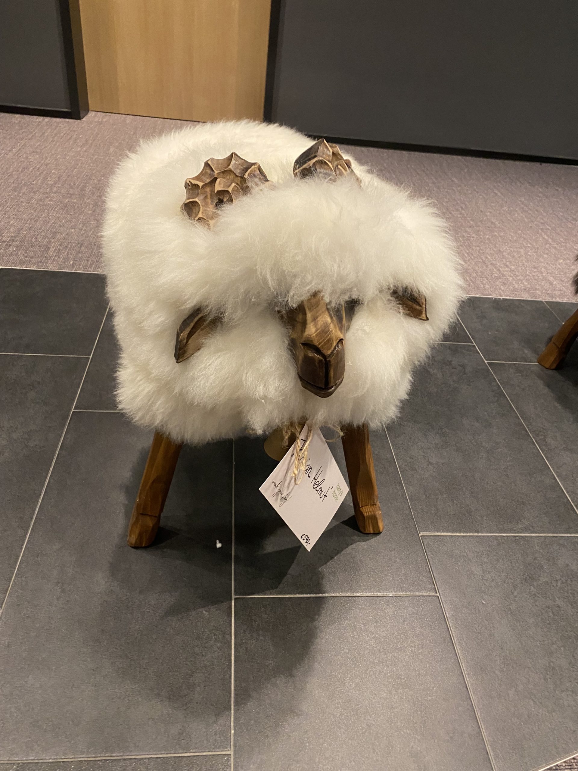 Ein Schaf aus Wolle und Holz 