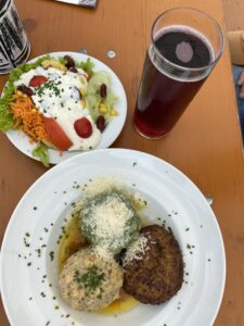 Dreilerlie Knödel, ein Johanni Gespritzer und ein Salat