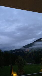 Ein Blick vom Hotelzimmer aus, auf den Berg in Nebelschwaden in der Morgendämmerung