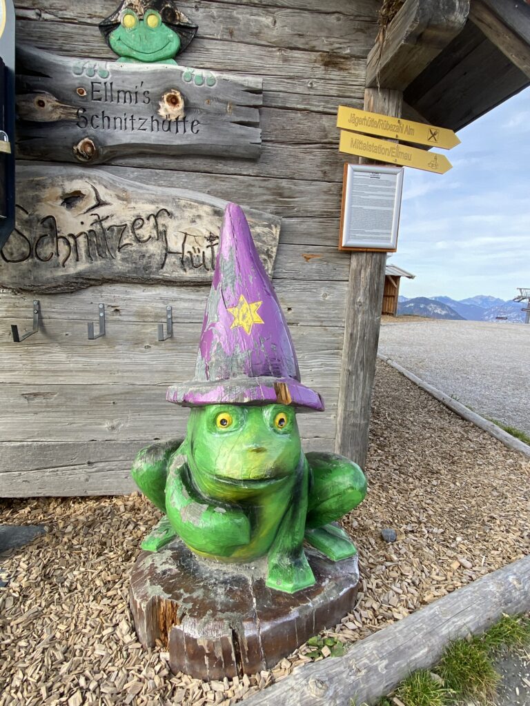 Der verzauberte Frosch Ellmi mit seinem lilanen Zauberhut aus Holz geschnitzt