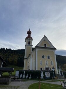 Die kleine gelbe Kirche in Going. Bekannt aus der Serie Bergdokotor
