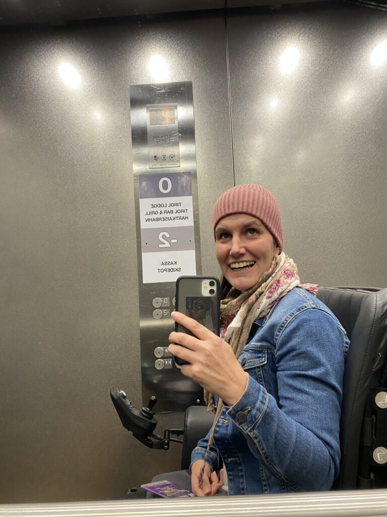 Eingepackt mit Müptze und Schal sitze ich im Fahrstuhl und halte das Handy in den Spiegel für ein Foto